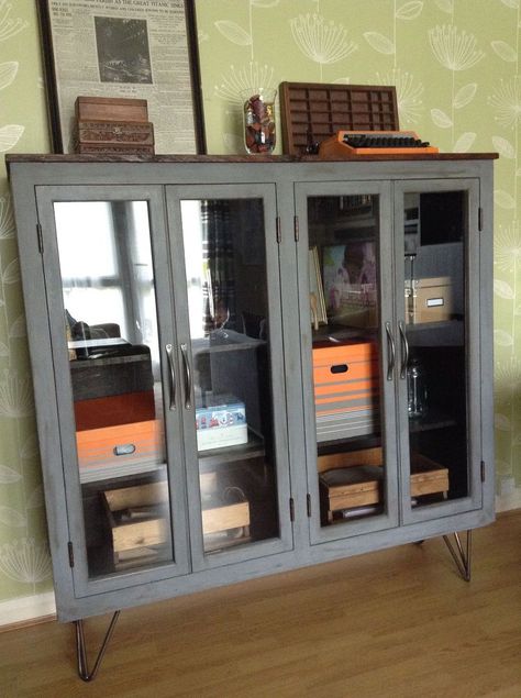 Bookcase Painted, Cheap Bookshelves, Rustic Bookshelf, Cabinet Bookcase, Pallet House, Old Cabinets, Chic Table, Corner Wall, Furniture Hacks