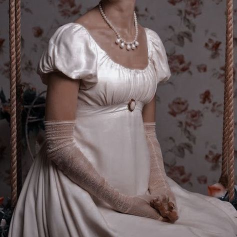 Victorian Era Dresses, Bridgerton Aesthetic, Empire Waist Gown, Regency Era Fashion, Regency Dress, Regency Fashion, Princess Gown, Regency Era, Historical Dresses