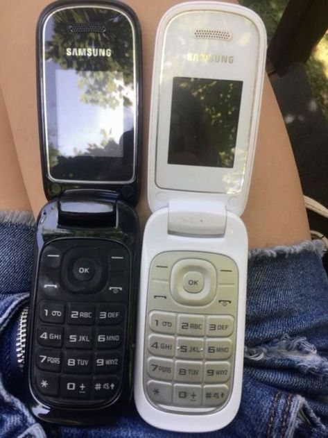 Flip Phones Aesthetic, 2000s Flip Phone Aesthetic, Old Phone Aesthetic, 2000s Phone, Flip Phone Aesthetic, Keeping 13, Binding 13, Aesthetic Cars, Boys Of Tommen