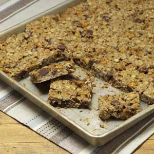 Gluten-Free Oatmeal Chip Bars Recipes from Susan James in Cokato, Minnesota—from Healthy Cooking magazine Easy Granola Bars, Protein Granola Bars, Pancakes Protein, Healthy Desayunos, Protein Granola, Plats Healthy, Protein Dinner, Gluten Free Oatmeal, Homemade Granola Bars