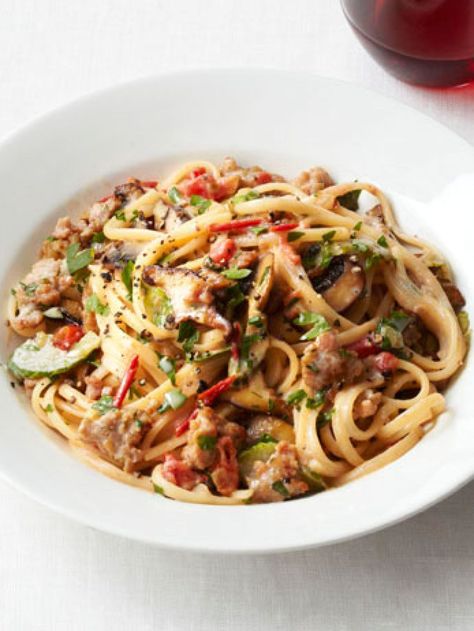 Linguine With Sausage and Mushrooms recipe from Food Network Kitchen via Food Network Creamy Steak Fettuccine, Steak Fettuccine, Fetuccini Alfredo, Creamy Steak, Fettuccine Recipe, Fettuccine Recipes, Seared Salmon Recipes, Steak Pasta, Chimichurri Recipe