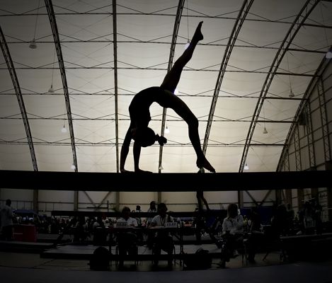 gymnast on balance beam, women's gymnastics, silhouette, cool sports photography action photo, moved from Kythoni's main Gymnastics board m.80.15  #KyFun Gymnastics Quotes, Amazing Gymnastics, Gymnastics Photos, Gymnastics Photography, Gymnastics Pictures, Balance Beam, Cheer Dance, Female Gymnast, Sport Photography