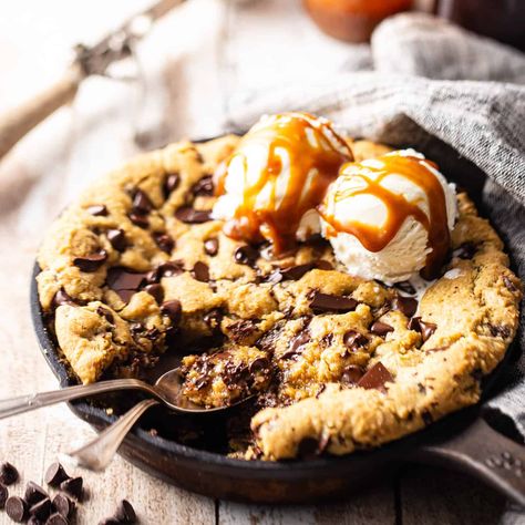 Easy Skillet Cookie, Cookie With Ice Cream, Skillet Cookie Recipe, Desserts With Chocolate Chips, Gooey Chocolate Chip Cookies, Skillet Chocolate Chip Cookie, Skillet Dishes, Skillet Cookie, Easy Skillet