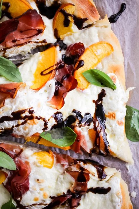 Peach, Burrata, and Prosciutto Pizza - Fetty's Food Blog Puff Pastry Recipes Appetizers, Peach Pizza, Peach Burrata, Summer Pizza, Shrimp Boil Foil, Burrata Pizza, Thick Crust Pizza, Prosciutto Pizza, Cherry Tomato Sauce