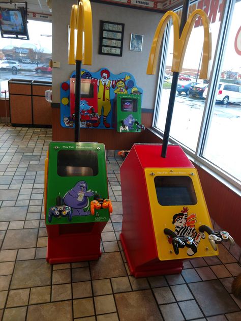 This McDonald's I found is playing it old school. http://ift.tt/2zlNdRZ Check out Mystikz Gaming http://ift.tt/2tVNFmJ Food 2000s, Food Nostalgia, Mc Donald's, Childhood Memories 80s, Nostalgia 2000s, Childhood Memories 90s, Nostalgic Pictures, Nostalgia Aesthetic, 2000s Nostalgia