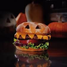 Halloween Food Hacks, Company Halloween, Kitchen World, Halloween Menu, Birthday Snacks, Spooky Food, Halloween Party Snacks, American Diner, Hamburger Recipes