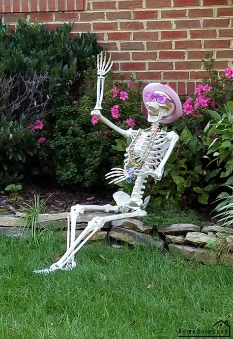 Skeleton Decorations Outdoor, Skeleton Pics, Silly Skeleton, Halloween Outdoor Decoration, Creative Halloween Decorations, Cool Skeleton, Skeleton Decorations, Halloween Facts, Night Sky Wallpaper