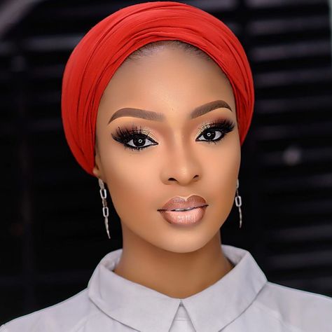 Flawless #Asoebi #AsoebiSpecial Mua @skytouch_beauty Black Wedding Makeup, Headwrap Hairstyles, Maquillage Yeux Cut Crease, Makeup For Black Skin, Wedding Day Makeup, Hair Scarf Styles, Upgrade Your Look, Hair Makeover, Dark Skin Makeup