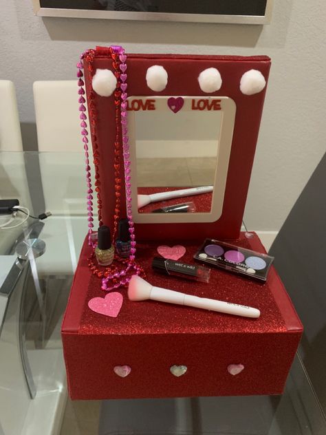 Make Up Desk, Diy Valentines Box, Valentines 2024, Valentine Boxes For School, Kids Valentine Boxes, Diy Boxes, Valentine Boxes, San Valentine, Valentines Box