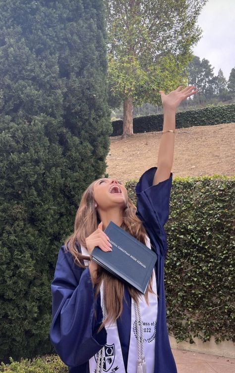 Christian High School, Leni Klum, Usa University, Graduation Photography Poses, College Graduation Pictures, Graduation Poses, University Graduation, Graduation Picture Poses, Grad Photoshoot