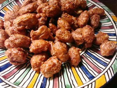 Candied Peanuts Recipe, Coated Peanuts, New Year's Eve Appetizers, Honey Roasted Peanuts, Raw Peanuts, Peanut Recipes, Meatless Main Dishes, Nut Recipes, Oatmeal Bars