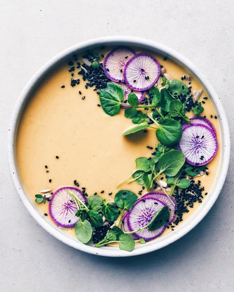 I could really go for a big bowl of this color theory: yellow and purple complementary Roasted Cauliflower Soup, Idee Pasto, Cauliflower Soup, Brain Food, Food Trends, Roasted Cauliflower, Healthy Soup, Immune Boosting, Food Presentation