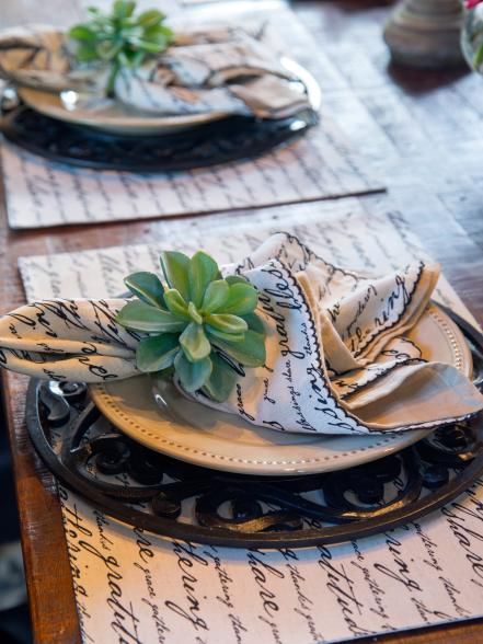 Wood Dining Table Rustic, Ceramic Dishware, Farmhouse Table Decor, Fixer Upper Style, Chip And Joanna Gaines, Farmhouse Dining Table, Country Farmhouse Decor, Joanna Gaines, Charger Plates