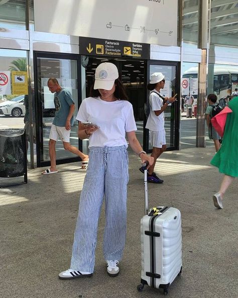 Best Summer Airport Outfit You Should Try | Aesthetic Airport Outfits Ideas For Hot Weather #aestheticoutfits Old Money Airport Outfit, Old Money Airport Aesthetic, Trendy Airport Outfits, Airport Outfit Comfy Summer, Summer Airport Outfit Travel Style 2024, Comfy Airport Outfit Summer, Travel Suitcase Aesthetic Airport, Pakistani Airport Outfit, Plus Size Airport Outfit