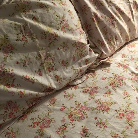 Vintage Bed Sheets Aesthetic, Floral Bed Sheets, Traditional Lifestyle, Country Cottage Bedroom, Cottage Bedrooms, Ideal Bedroom, Writing Retreat, Old Sheets, Goddess Aesthetic