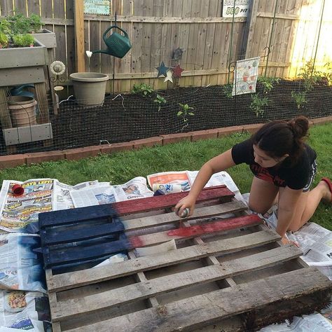 Flag Pallet, Pallet Flag, American Flag Art, Deco Mesh Christmas Wreaths, Fourth Of July Decor, Pallet Outdoor, Pallets Garden, Pallet Crafts, Diy Wallpaper