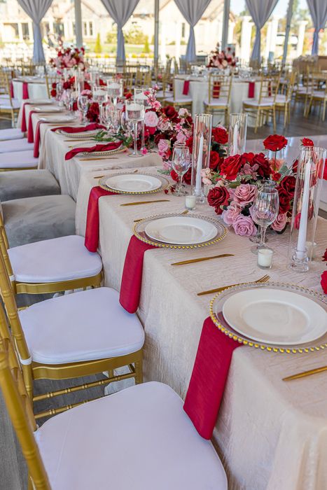 Party Set Up Ideas Layout, Red And Pink Wedding Flowers, Lake View Wedding, Red Table Decorations, Pink Party Tables, Red Table Settings, Pink Flower Centerpieces, Pink Table Settings, Pink Thanksgiving