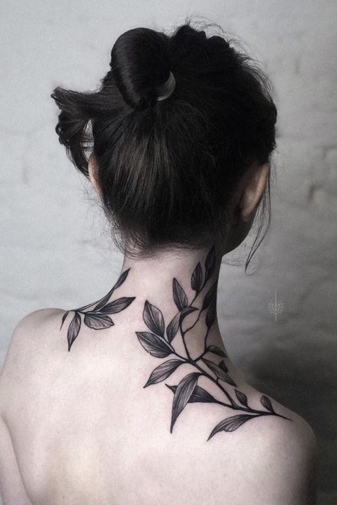 A woman shows her plant tattoo on her neck and shoulders. It is done in a black and gray illustrative style. Back Neck Tattoo, Hirsch Tattoo, Throat Tattoo, Back Of Neck Tattoo, Neck Tattoos Women, Plant Tattoo, Shoulder Tattoos For Women, 문신 디자인, Stil Inspiration