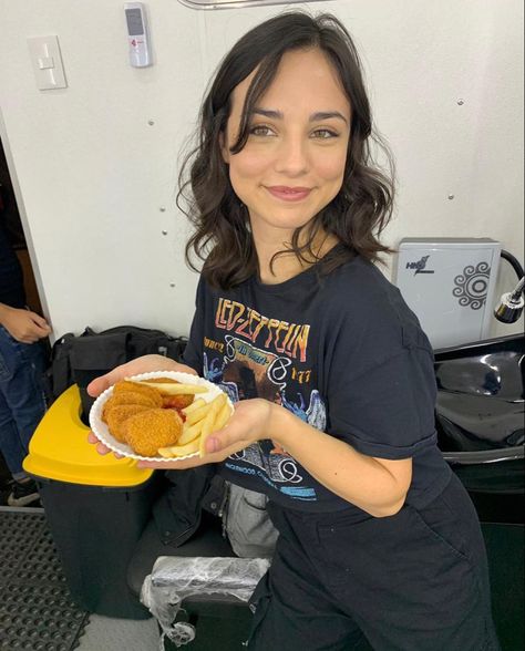 Fiona Palomo, American Tv Show, Short Wavy Hair, Short Wavy, Beauty Portrait, Girls World, Dark Brown Hair, Outer Banks, Face Claims