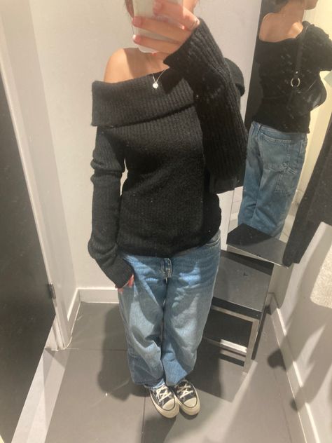 Baggy Jeans Outfit Sweater, Off The Shoulder Jumper Outfits, Baggy Fall Outfits, Jumper And Jeans Outfit, Artist Outfit Style, Baggy Sweater Outfits, Baggy Jeans Outfits, Jumper Aesthetic, Outfits With Baggy Jeans