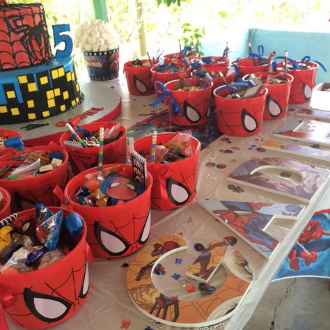 Spider Man Favors, Spiderman Gift Bags, Spiderman Loot Bag Ideas, Spiderman Birthday Centerpieces, Spiderman Birthday Favors, Spidey And His Amazing Friends Birthday Centerpieces, Spiderman Candy Bags, Spider Man Centerpieces Birthdays, Spider Man Goodie Bag Ideas