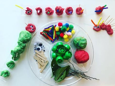 🐛Caterpillar Play Dough Invitation🐛- How cute are these guys? There was no direction here. I just put out the materials and watched them… #ericcarle #theveryhungrycaterpillar #invitationtoplay #playdough #playdoughtray Play Dough Butterfly, Hungry Caterpillar Playdough, Caterpillar Playdough, Playdough Trays, Caterpillar Sensory, April Themes, Caterpillar Activities, Play Dough Invitation, The Very Hungry Caterpillar Activities