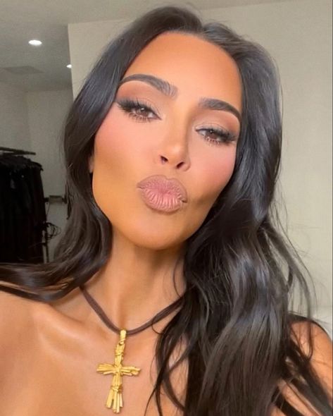 Kardashian Makeup Looks, Makeup By Ariel, Body Glitter Spray, Estilo Kim Kardashian, Kardashian Makeup, Kim Kardashian Makeup, Kardashian Hair, Shimmer Makeup, Glam Makeup Look