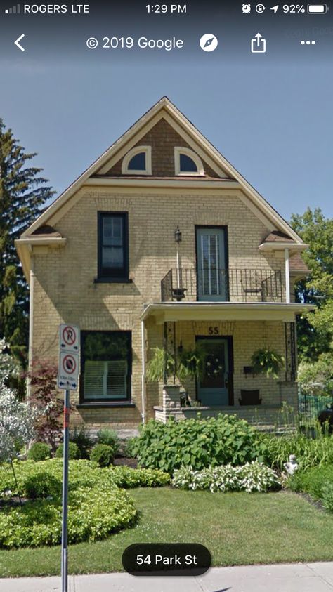 Yellow brick house inspo Yellow Brick House Exterior, Blonde Brick, Yellow Brick House, Yellow Brick Houses, Brick Farmhouse, Metal Roof Houses, Brick Homes, Yellow Brick Home, House Updates