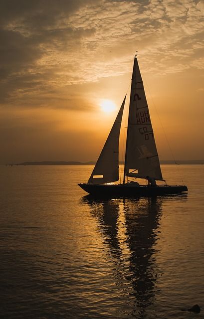 Sailboat Images, Gods Masterpiece, Sailboat Photography, Boat Sunset, Luxury Sailing Yachts, Navi A Vela, Sailboat Painting, Boat Art, Sunset Summer