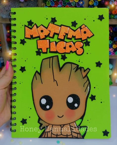 #ideasescolares #regresoaclases #backtoschool #foami #gomaeva #espumoso #fomi Folder Decorado, Personalized Notebooks, Baby Groot, Personalized Notebook, Creative Art, Cactus, Pokemon, Mural, Notebook