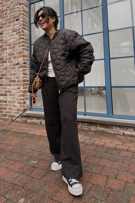 Style a quilted jacket for fall and winter Quilted Jacket Outfit Black, Hightop Converse Outfits, Black Quilted Jacket Outfit, Quilted Jacket Outfit, Winter Outfits 2022, Casual Chic Fall, Ripped Top, Converse Outfits, Jacket Sewing