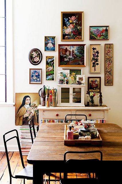 Great impact is made with an odd assortment of what looks like flea market art finds. Thrift Store Art, Boho Interior Design, Eclectic Gallery Wall, 타이포그래피 포스터 디자인, Boho Interior, 인테리어 디자인, Home Interior, Interior Inspiration, Home Deco