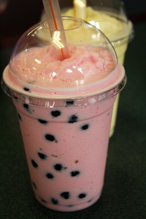 Strawberry Bubble Tea, Bubble Drink, Bubble Tea Recipe, Bubble Tea Boba, Boba Drink, Bubble Milk Tea, Fruit Breakfast, Pretty Drinks, Trumpet Sleeve