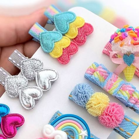 🎀Laços, Tiaras e Acessórios Personalizados®️ on Instagram Hair Clips Infantil, Baby Hair Bows, Tic Tac, Barrettes, Baby Hairstyles, Hair Clip, Tiara, Hair Bows, Hair Clips