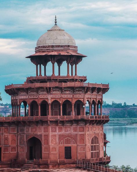 Mughal style architecture 👌 .A part of the mosque near Tajmajal.Yamuna river on the backside of the building. #indianarchitecture #mughalarchitecture #yamuna #indiantourism #travelindia #photographersofindia #vscoindia @vscoindia.co @photographers_of_india @indiapictures @incredibleindia @travelrealindia India Buildings Architecture, Indian Buildings Architecture, Indian Buildings, Yamuna River, Santiago Calatrava Architecture, India Architecture, Ancient Indian Architecture, Mughal Architecture, Mosque Architecture