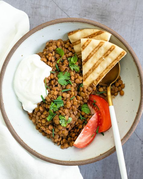 Wondering how to cook Instant Pot lentils? Here's how to cook lentils in a pressure cooker, whether you want them straight up or seasoned for a fast dinner! #lentils #instantpot #pressurecooker #howto #healthy #mealprep Instant Pot Lentils, Pressure Cooker Lentils, Cook Lentils, Lentils Benefits, How To Cook Lentils, A Couple Cooks, Pain Pita, Fast Dinner, Healthy Vegetarian Dinner