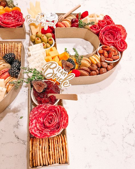 Anniversary Charcuterie Board Ideas, Alcohol Charcuterie Board, Charcuterie Board Letters, Board Appetizers, Dominican Food, Charcuterie Inspiration, Charcuterie Platter, Party Food Platters, Birthday Inspo