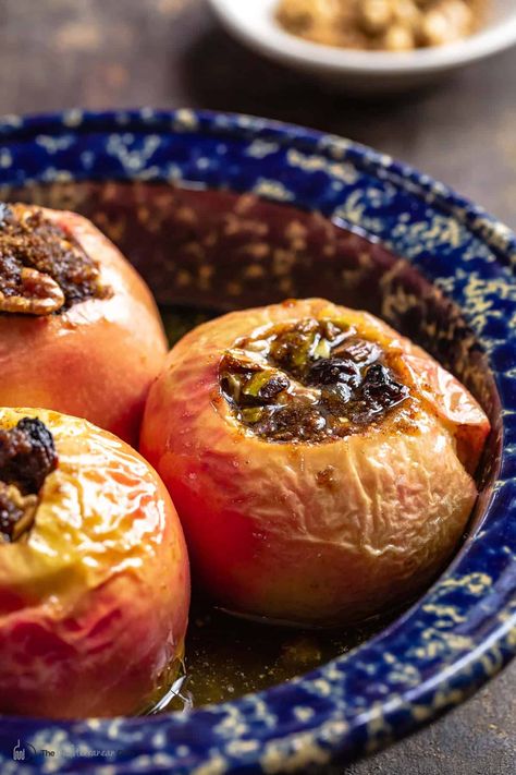 Easy Baked Apples, Baked Apple Recipes, Mediterranean Diet Recipes Dinners, The Mediterranean Dish, Apple Recipe, Italian Olives, Diet Desserts, Cooked Apples, Dessert Sauces