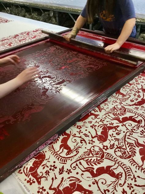 L I N D S A Y A L K E R THE PROCESS Screen Printing Studio, Silkscreen Design, Diy Screen Printing, Traditional Aesthetic, Natural Dye Fabric, Screen Printed Fabric, New Traditional, Silk Screen Printing, Silk Screen