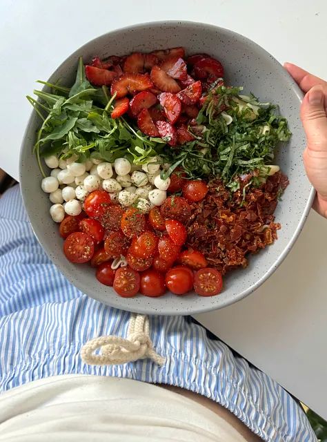 pasta salad summer is so back - by katie Prosciutto Pasta Salad, Pasta Salad Summer, Strawberry Caprese, Prosciutto Pasta, Fried Capers, Honey Dressing, Salad Summer, Caprese Pasta Salad, Cream Pasta