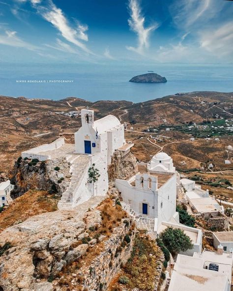 Greek Island Hopping, Church Icon, Santorini Travel, Holidays Around The World, Family Holidays, Island Hopping, Greek Island, Incredible Places, On Holiday