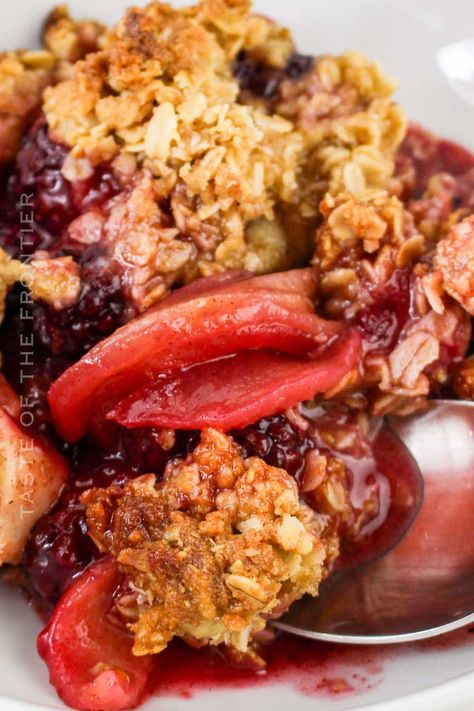 Warm and comforting, this Apple Blackberry Crumble combines tart apples and juicy blackberries with a buttery crumble topping. Blackberry Apple Pie, Blackberry Crumble Pie, Cookie Dough Pie, Blackberry Crisp, Breakfast Donuts, Blackberry Crumble, Fruit Crumble, Pie Crumble, Grilled Fruit