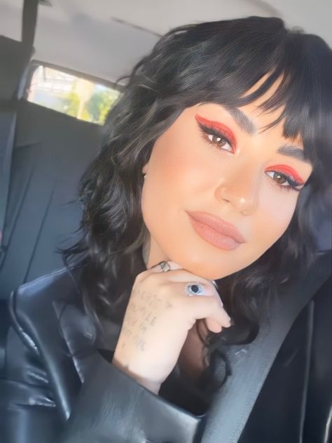 Demi Lovato Makeup, Demi Lovato Hair, Pretty Makeup Looks, Shag Hairstyles, Video Photo, Shag Haircut, Heart Face Shape, Hazel Eyes, Celebrity Look