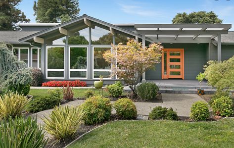 Mid Century Ranch Exterior, Mid Century Modern Exterior Paint, Mid Century Modern Homes Exterior, Mid Century Modern House Exterior, Mid Century Modern Ranch, Mid Century Modern Exterior, Mid Century Exterior, Ranch Exterior, Home Exterior Makeover