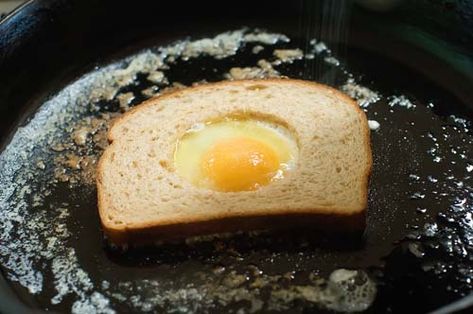 kids would love to eat an egg this way Ree Drummond Recipes, Egg In A Hole, Eggs In A Basket, Cake Mug, Pioneer Woman Recipes, Egg Toast, Egg Breakfast, Breakfast Dishes, Quick Breakfast