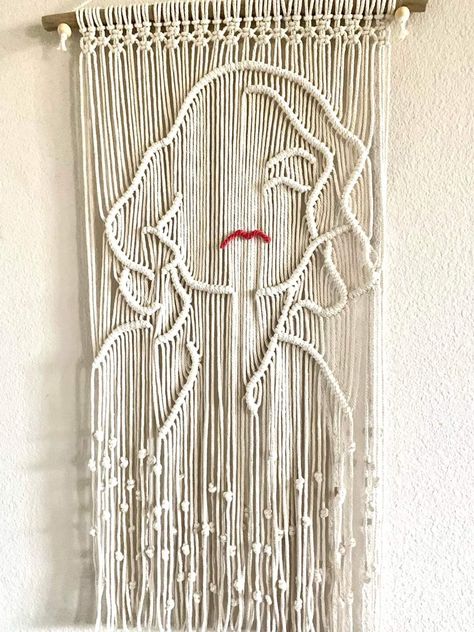 Macrame Woman Outline, Woman Outline, Macrame Pillow, Small Macrame, Macrame Wall Hanging Patterns, Crochet Wall Hangings, Bracelet Craft Diy, Rope Crafts, Macrame Patterns Tutorials