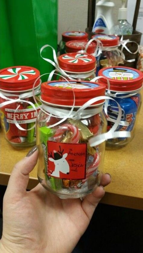 Christmas Presents For Coworkers, Presents For Coworkers, Christmas Diy Snacks, Diy Christmas Gifts For Coworkers, Gag Gifts Christmas, Diy Christmas Presents, Coworkers Christmas, Cheap Christmas Gifts, Small Christmas Gifts