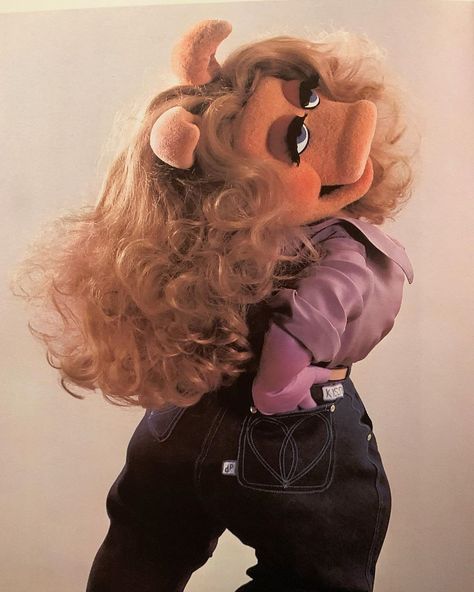 The Muppet Master Encyclopedia Piggy Muppets, Silly Puppets, Art Outfit, Fraggle Rock, The Muppet Show, Fashion Curvy, Curvy Swimwear, Frankenstein's Monster, Miss Piggy