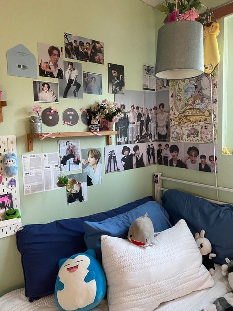 Straykids Room Decor, Skz Room Ideas, Army Room Decor, Army Room, Cozy Room Decor, Cute Bedroom Decor, Pretty Room, Dream Room Inspiration, Room Decor Bedroom