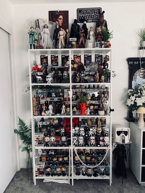 Star Wars Aesthetic Decor, Star Wars Funko Pop Display, Star Wars Aesthetic Room, Funko Collection Display, Nerdy Room Aesthetic, Star Wars Room Aesthetic, Pin Collection Display Ideas, Figure Setup, Star Wars Shelf